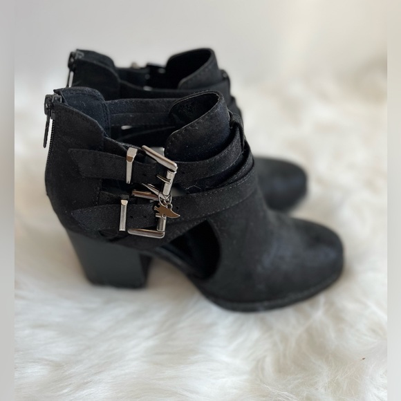 Strappy buckle boots - Picture 2 of 7